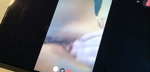 trendsMadura tetona haciendo cibersexo con un fan durante la cuarentena por la pandemia. Esta mami cachonda tiene ganas de sacar la leche de alguno.